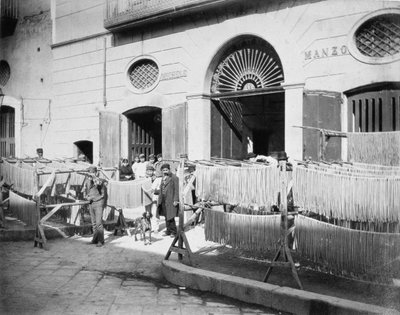 Pasta drogen in de straten, Napels, 1897 door English Photographer